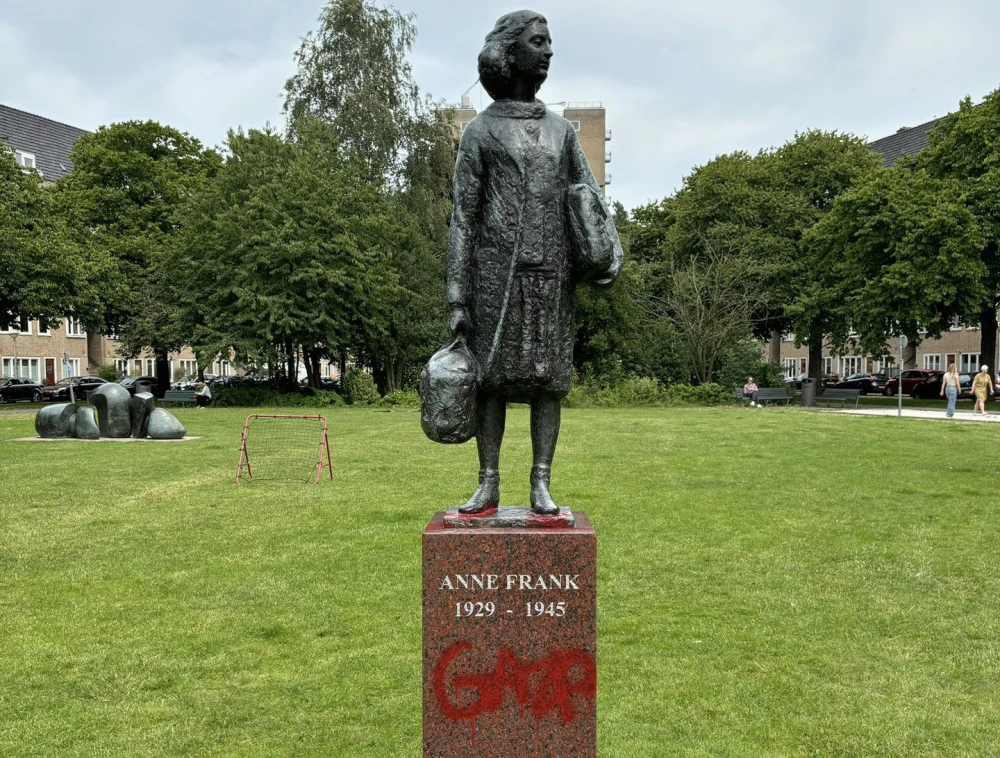 La statue d'Anne Frank profanée -