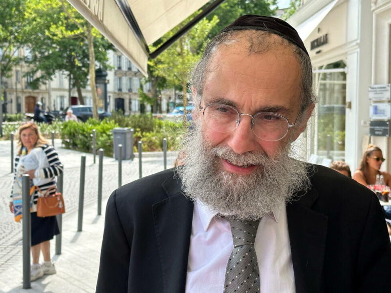Le rabbin français Elie Lemmel après avoir été attaqué à la terrasse d'un café à Neuilly-sur-Seine, dans la banlieue parisienne, le 6 juin 2025. (Antony Paone /Reuters)