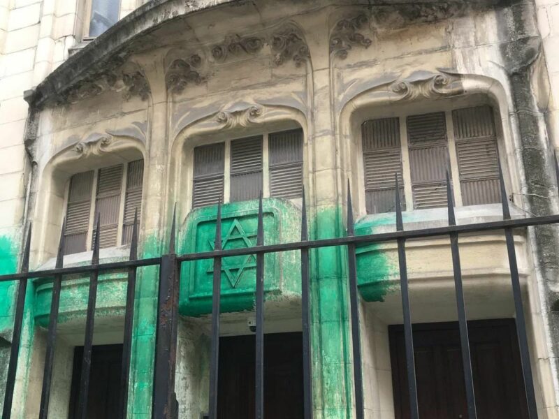 L'entrée de la synagogue Agoudas Hakehilos recouverte de peinture verte