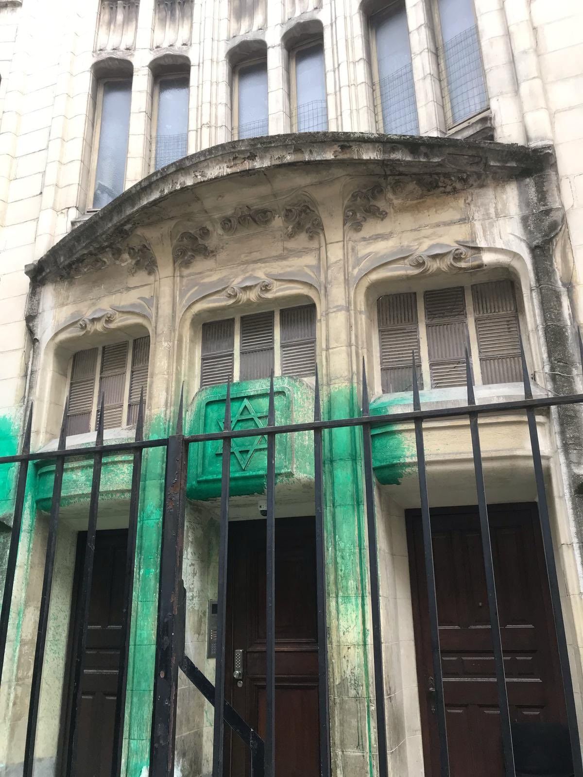 L'entrée de la synagogue Agoudas Hakehilos recouverte de peinture verte