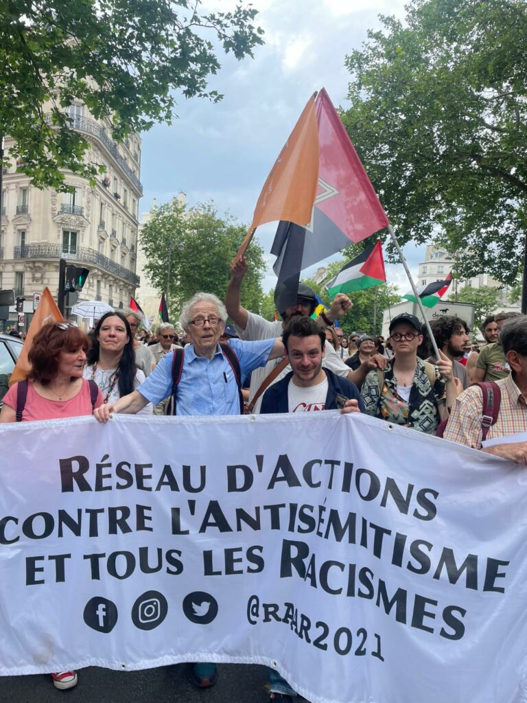 Photo du cortège du RAAR avec les militants en train de marcher derrière une banderole