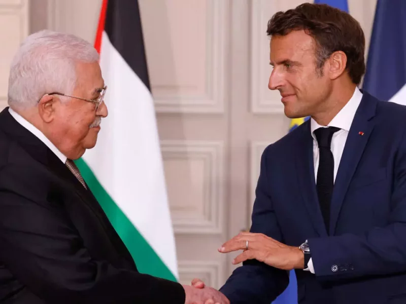 Le président français, Emmanuel Macron, et le président de l'Autorité palestinienne, Mahmoud Abbas, lors d'une conférence de presse au palais présidentiel de l'Élysée à Paris, le 20 juillet 2022. © Ludovic Marin, AFP (archives)