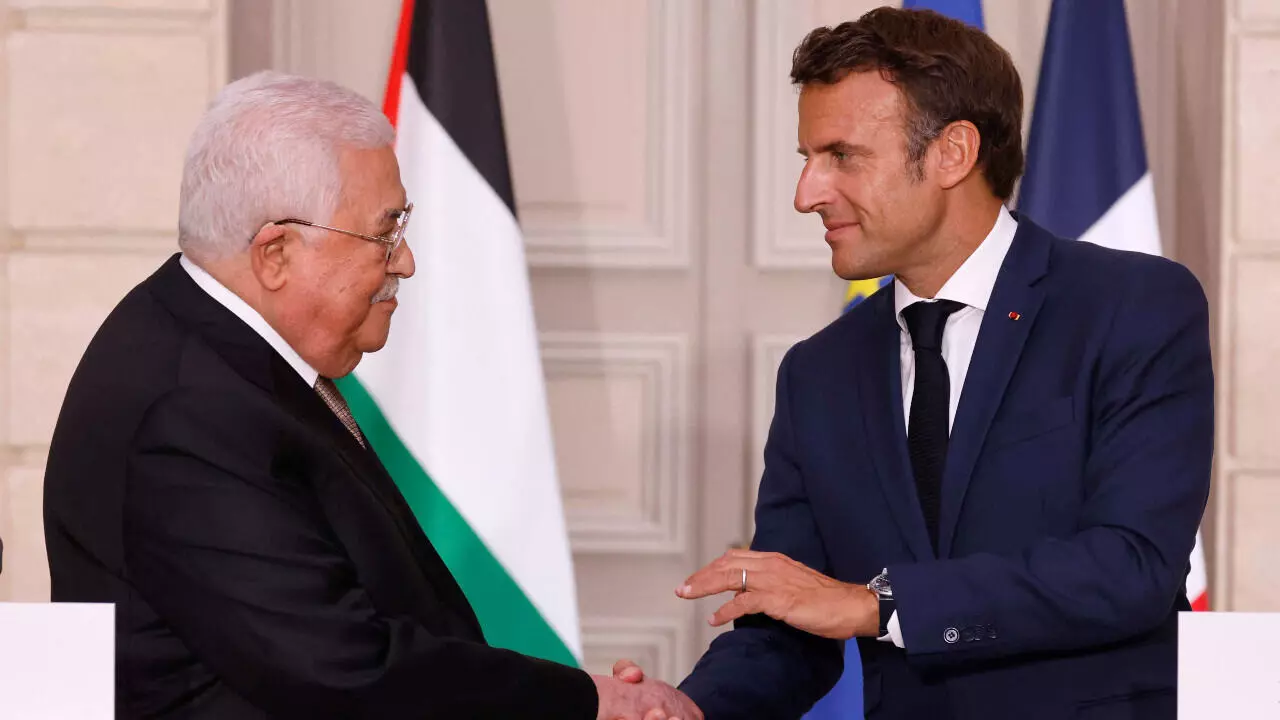 Le président français, Emmanuel Macron, et le président de l'Autorité palestinienne, Mahmoud Abbas, lors d'une conférence de presse au palais présidentiel de l'Élysée à Paris, le 20 juillet 2022. © Ludovic Marin, AFP (archives)