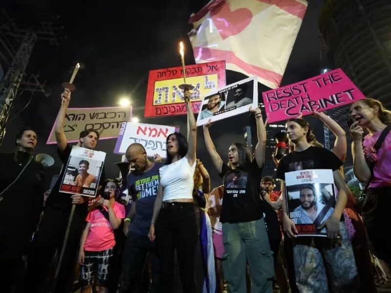 Des familles d'otages israéliens manifestent, le 9 août 2025, à Tel-Aviv pour demander un cessez-le-feu. (SAEED QAQ / ANADOLU / AFP)