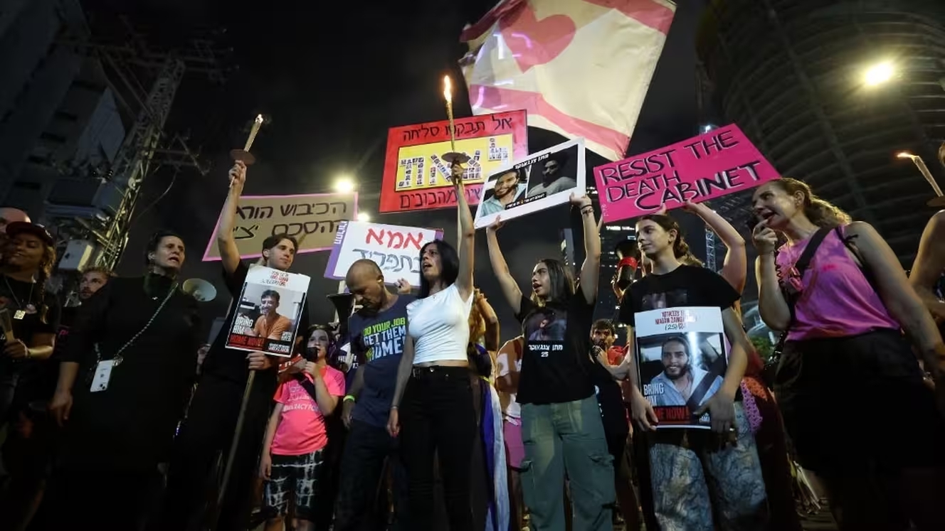 Des familles d'otages israéliens manifestent, le 9 août 2025, à Tel-Aviv pour demander un cessez-le-feu. (SAEED QAQ / ANADOLU / AFP)