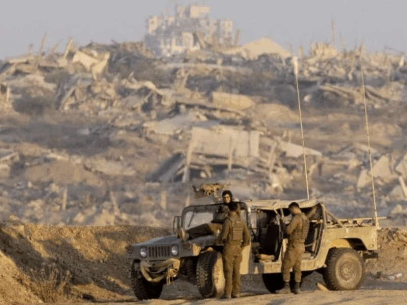Soldats israéliens devant Gaza détruite © A. Levy / Getty Images via AFP