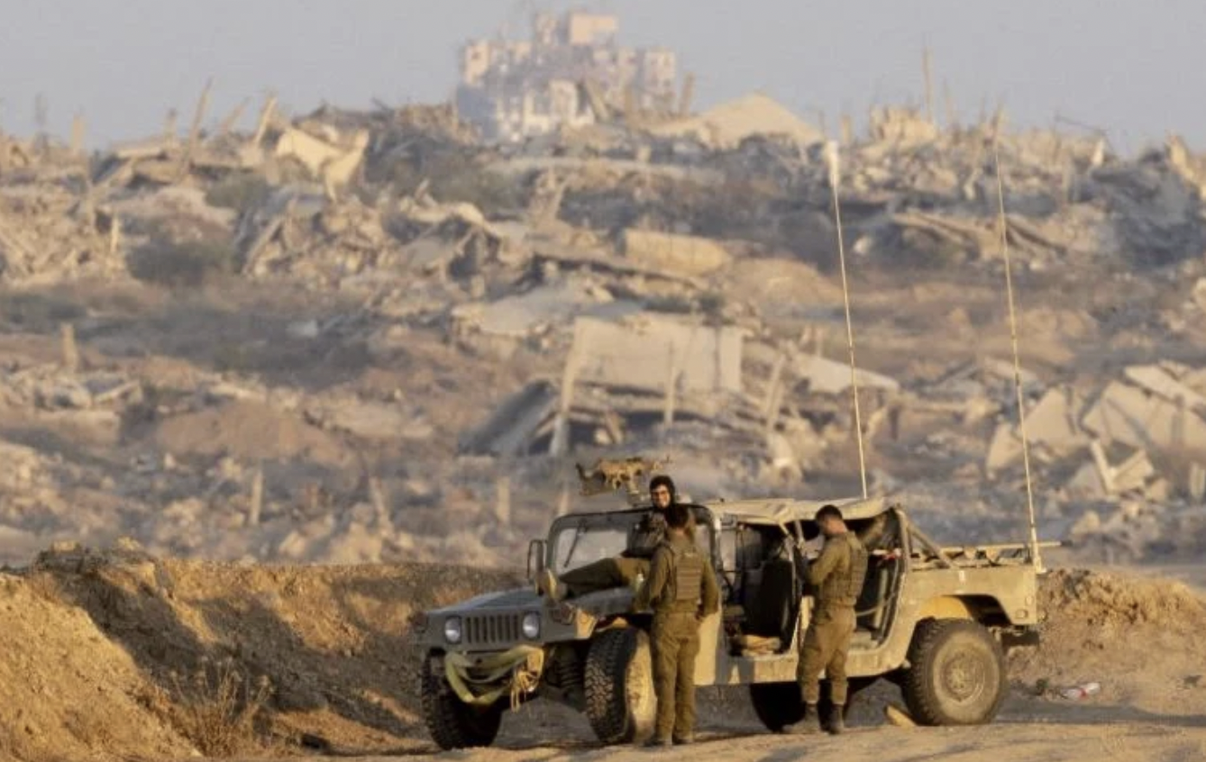 Soldats israéliens devant Gaza détruite © A. Levy / Getty Images via AFP