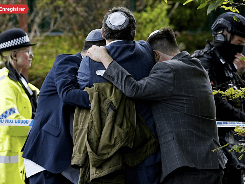Des personnes juives britanniques près de la synagogue Heaton Park Hebrew Congregation, à Crumpsall, Manchester, en Angleterre, le 2 octobre