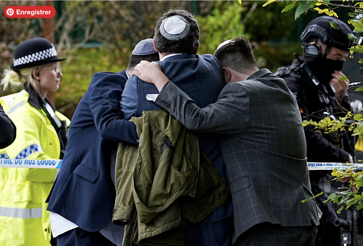 Des personnes juives britanniques près de la synagogue Heaton Park Hebrew Congregation, à Crumpsall, Manchester, en Angleterre, le 2 octobre