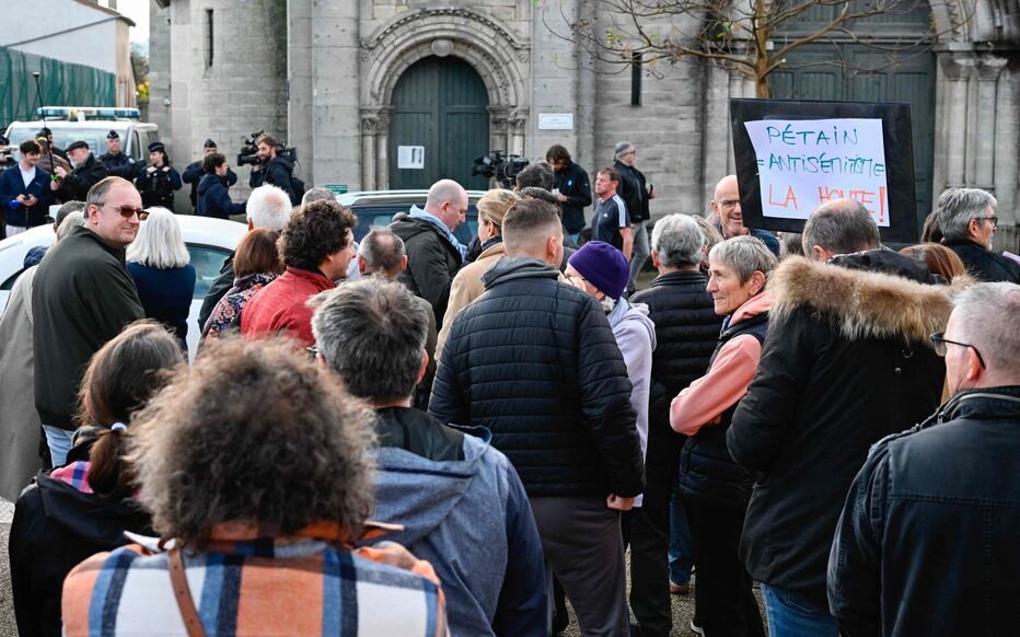 Une centaine de personnes sont rassemblées ce samedi sur le parvis de l’église Saint-Jean-Baptiste de Verdun en marge d'une messe qui doit rendre hommage à Pétain. AFP/Jean-Christophe Verhaegen