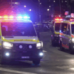Des ambulances en route pour la plage de Bondi, à Sydney, où une attaque par balles visant une fête juive a fait au moins 11 victimes, le 14 décembre 2025. © Mark Baker, AP