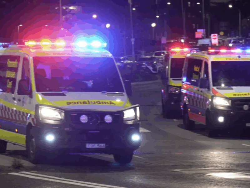 Des ambulances en route pour la plage de Bondi, à Sydney, où une attaque par balles visant une fête juive a fait au moins 11 victimes, le 14 décembre 2025. © Mark Baker, AP