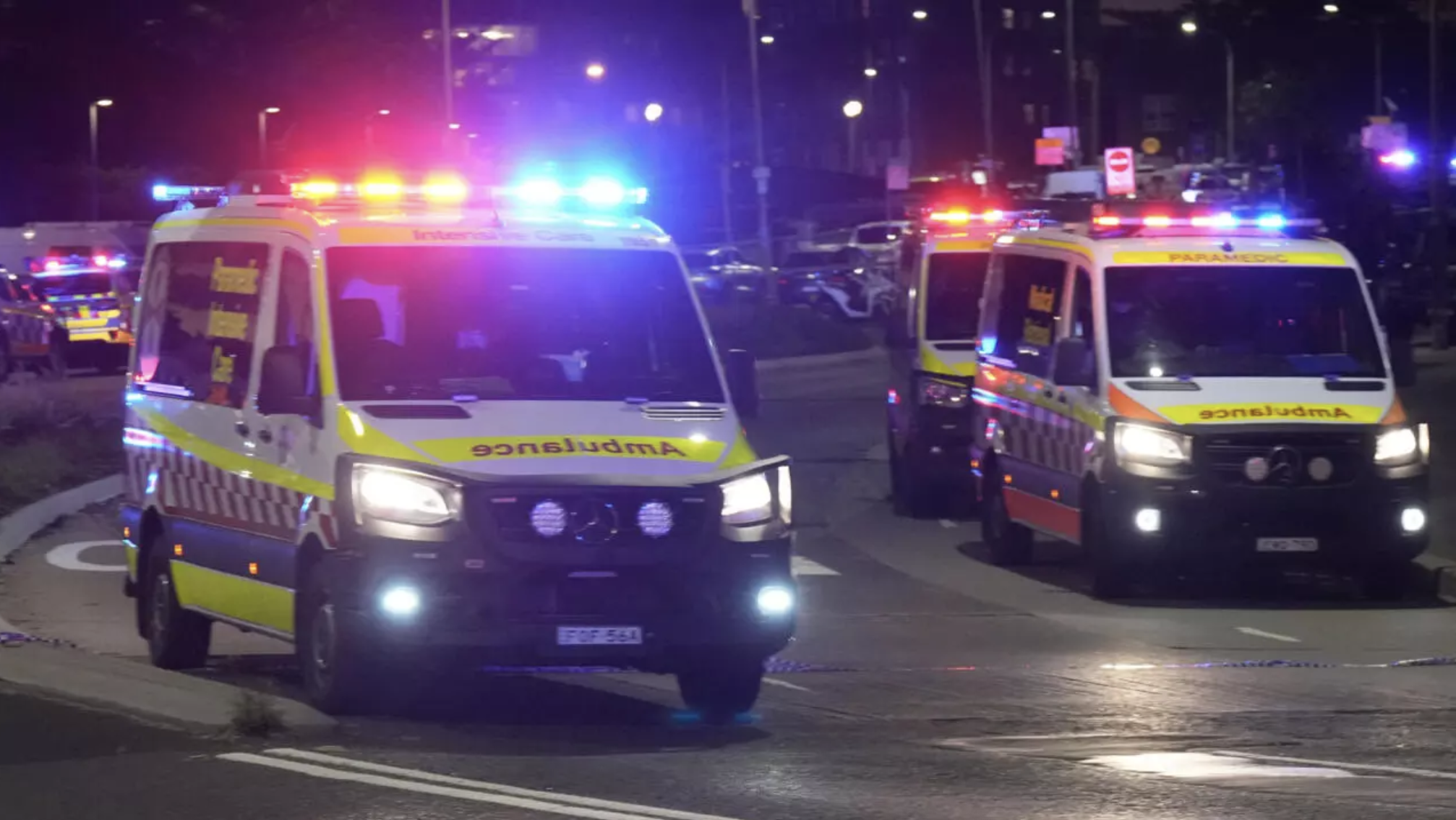 Des ambulances en route pour la plage de Bondi, à Sydney, où une attaque par balles visant une fête juive a fait au moins 11 victimes, le 14 décembre 2025. © Mark Baker, AP