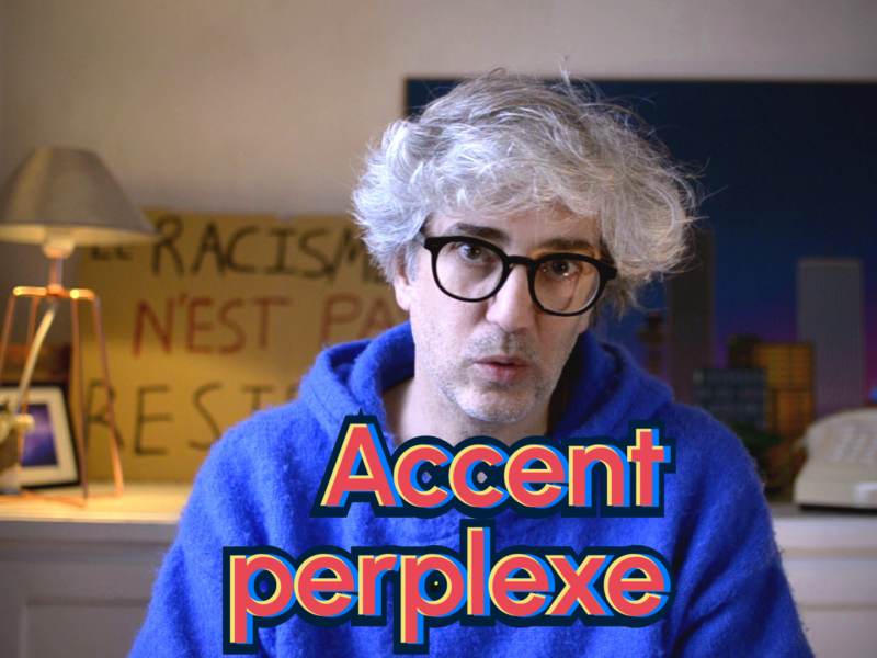 Image couverture de la vidéo - Emmanuel Revah sur fond intérieur avec le titre "Accent perplexe"