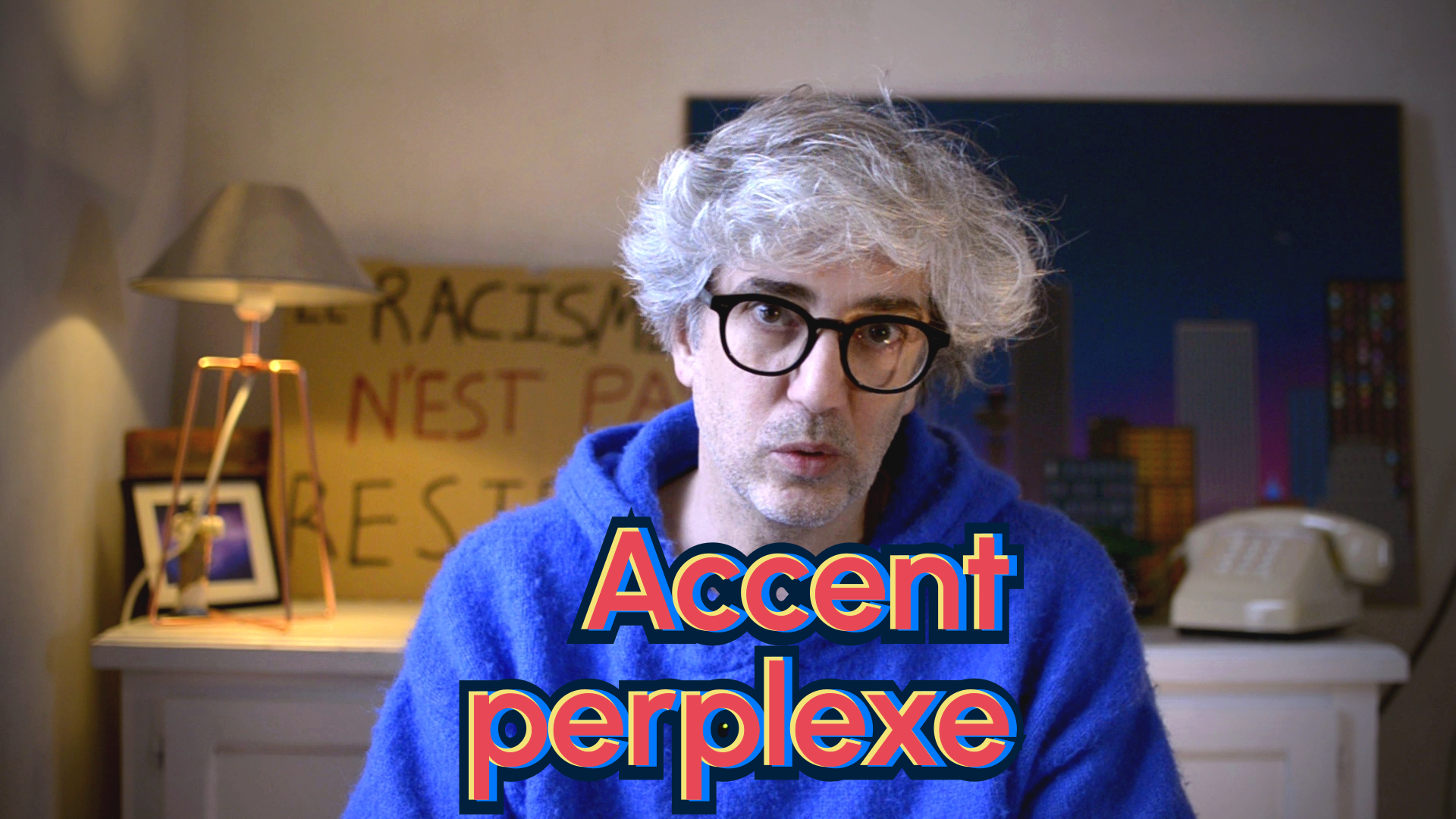 Image couverture de la vidéo - Emmanuel Revah sur fond intérieur avec le titre "Accent perplexe"