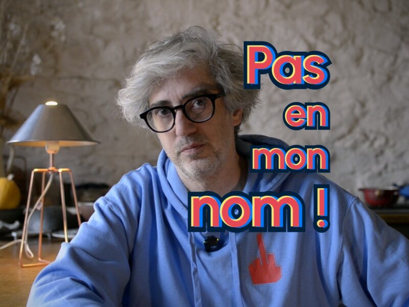 Titre "Pas en mon nom" sur fond de photo extrait de la vidéo (Emmanuel Revah face caméra).