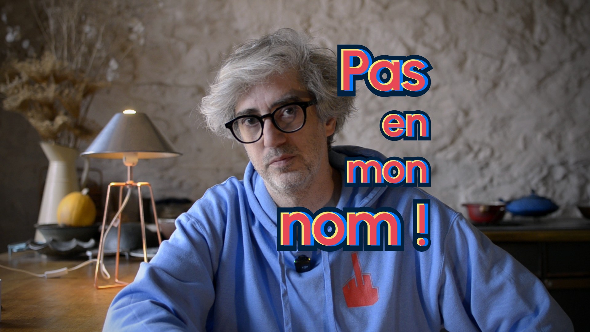 Titre "Pas en mon nom" sur fond de photo extrait de la vidéo (Emmanuel Revah face caméra).