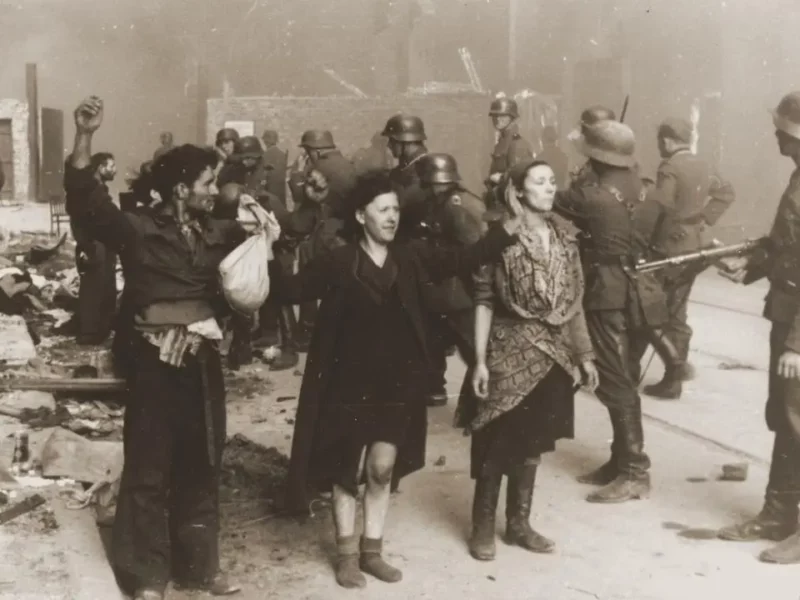 Des combattant·e·s juif·ve·s résistant·e·s ayant lutté contre les SS et l'armée allemande lors de l'insurrection du ghetto de Varsovie entre le 19 avril et le 16 mai 1943 ont été capturé·e·s.