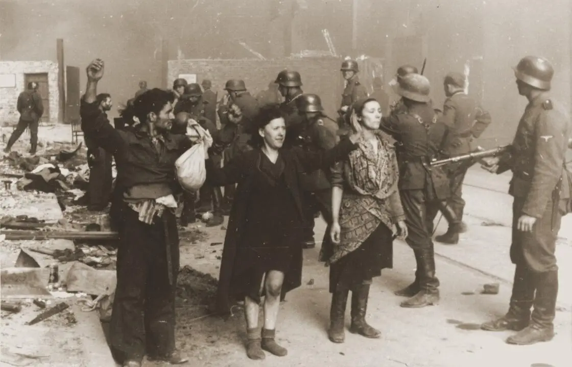 Des combattant·e·s juif·ve·s résistant·e·s ayant lutté contre les SS et l'armée allemande lors de l'insurrection du ghetto de Varsovie entre le 19 avril et le 16 mai 1943 ont été capturé·e·s.