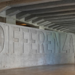 Le hall d'entrée du mémorial de la Shoah à Milan avec le mur sur lequel est gravé en très grandes lettres "INDIFFERENZA" l'indifférence qui permet au mal de s'installer. Photo © Matteo Piazza