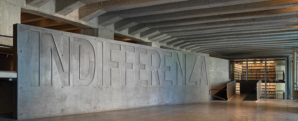Le hall d'entrée du mémorial de la Shoah à Milan avec le mur sur lequel est gravé en très grandes lettres "INDIFFERENZA" l'indifférence qui permet au mal de s'installer. Photo © Matteo Piazza